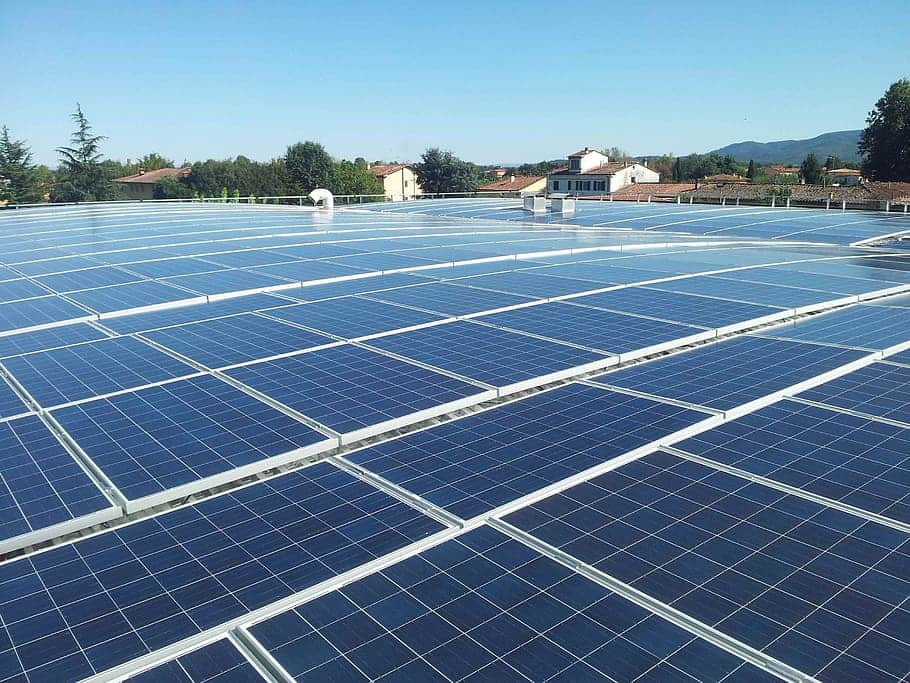 Conjunto de placas solares en una comunidad energetica